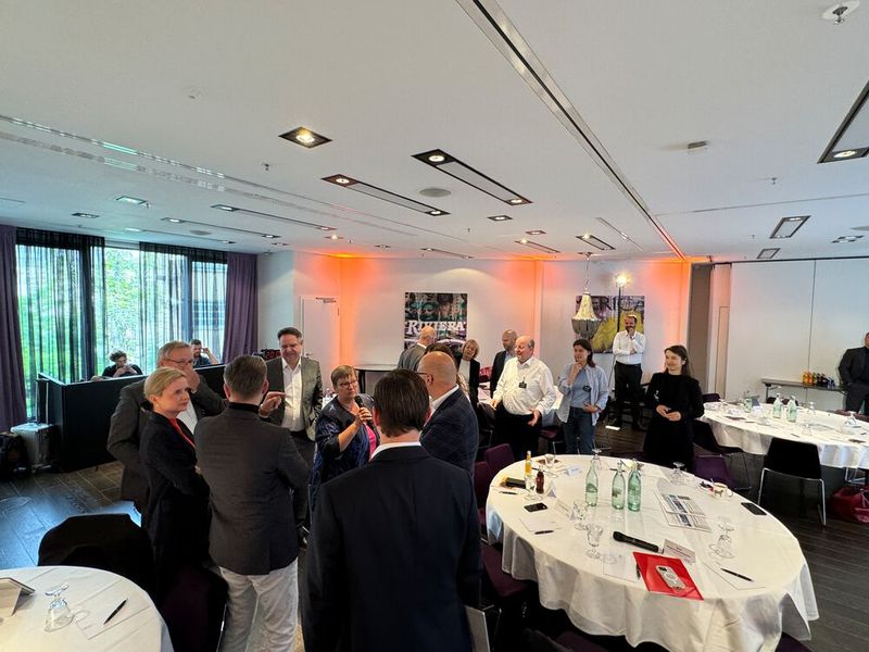 Nicht nur die digitale Verwaltung bewegt sich: Bevor es am zweiten Tag um Daten, KI, Cybersecurity und Resilienz ging, hatte Moderatorin Sabine Smentek Zeit für ein kurzes Warm-up eingeplant. (©Vogel IT-Akademie)