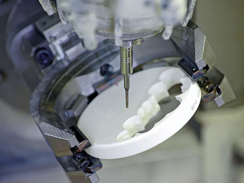 Bild 4: Beim Fräsen von Zirkon in der Dentaltechnik sorgt die Polygonspanntechnik für  hohe Präzision.  (Bild: Schunk)