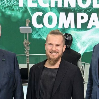Georg F. W. Schaeffler, Familiengesellschafter und Aufsichtsratsvorsitzender der Schaeffler AG, Artem Sokolov, CEO und Gründer von Humanoid und Klaus Rosenfeld, Vorsitzender des Vorstands der Schaeffler AG (v.l.), besiegelten die Technologiepartnerschaft auf der CES in Las Vegas.  (Bild: Schaeffler/eVision Media)