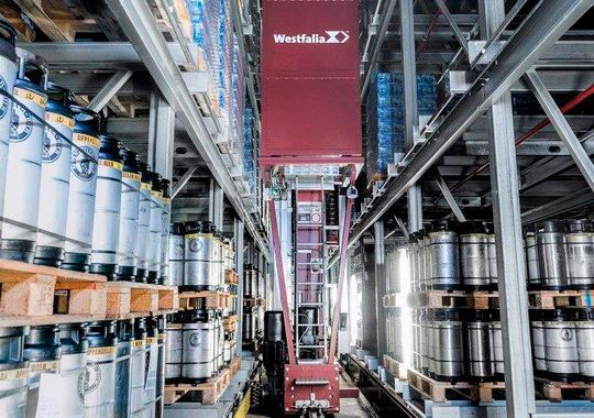 Westfalia Logistics Solutions Europe stellt auf der Anuga Foodtec im April in Köln aus. Über die Kompetenzen berichtet hier eine kleine Bildergalerie. Den Anfang macht dieses automatische Lagersystem für die Brauerei Locher AG mit 7.300 Stellplätzen... (Bild:  Westfalia Logistic Solutions Europe)
