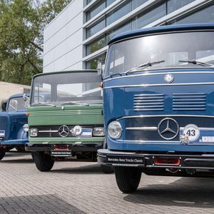 Am 1. Oktober 1896 lieferte die Daimler-Motoren-Gesellschaft den ersten Lkw der Welt  aus. 1926 fusionierte die DMG mit Benz & Cie., zur Daimler-Benz AG. Seitdem tragen Fahrzeuge von Daimler-Benz den Namen Mercedes-Benz. Wichtigster Produktionsstandort ist seit 1965 das Mercedes-Benz-Werk Wörth in der Südpfalz. Dort werden alle Lkw-Baureihen (Actros, Arocs, Antos, Atego, Econic, Zetros und Unimog) gebaut.(Bild:  Daimler Truck AG)