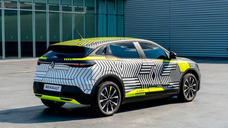Mustergültig: Die Prototypen sind mit einem Muster getarnt, das sich an das neue Markenlogo anlehnt.  (Bild: ampnet/Renault)