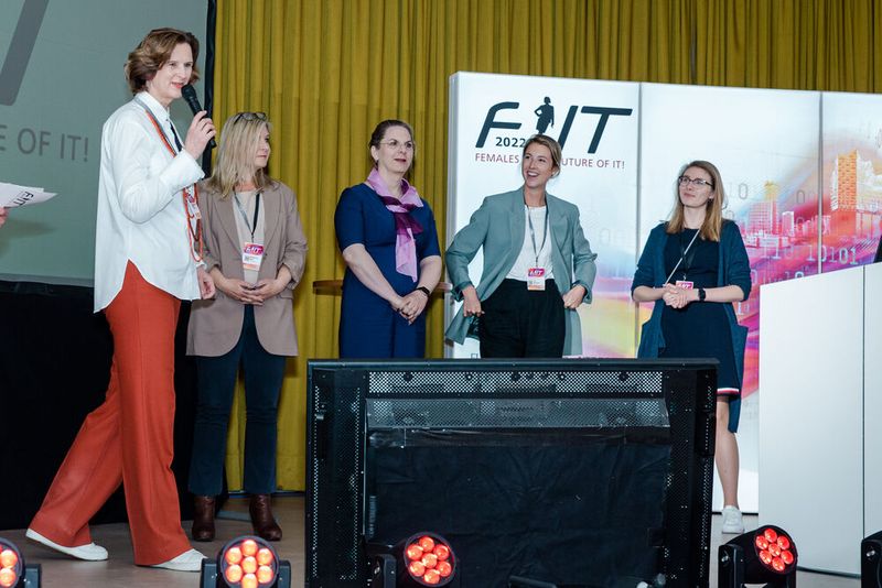 Die erste Vorstellungrunde der Thinktanks auf der Bühne (Bild: www.hamann.photo)