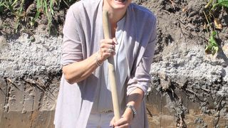 Geschäftsführerin Anke Jung versenkt die kupferne Dokumentenrolle (Ausschnitt - siehe auch Bildergalerie). (Jung Process Systems)