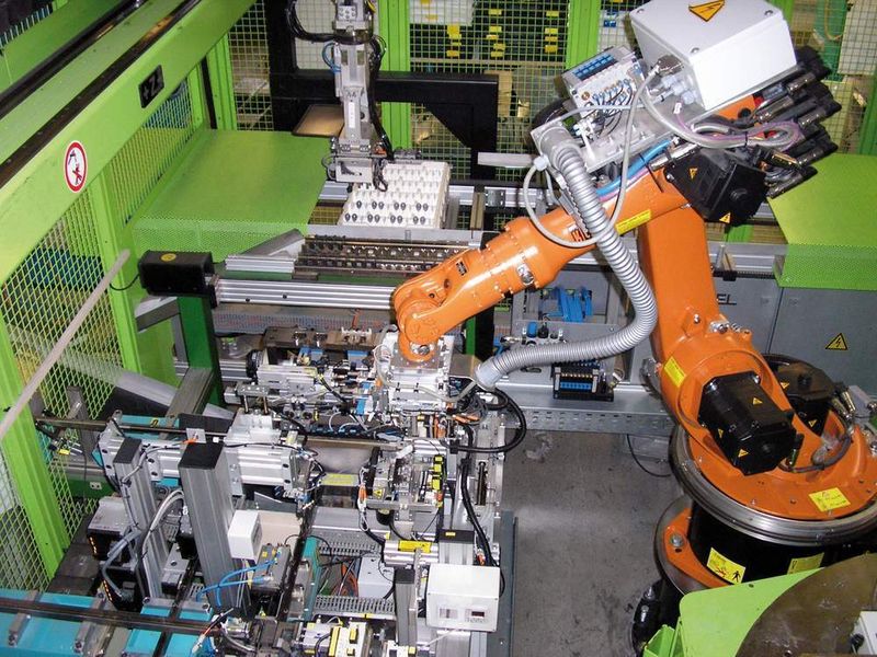 Bild 5: Ein Sechs-Achs-Roboter und ein Linear-Handlingsystem sorgen für die automatische Fertigung von einbaufertigen Klappenwellen, inklusive Qualitätsprüfung und Verpackung. (Archiv: Vogel Business Media)