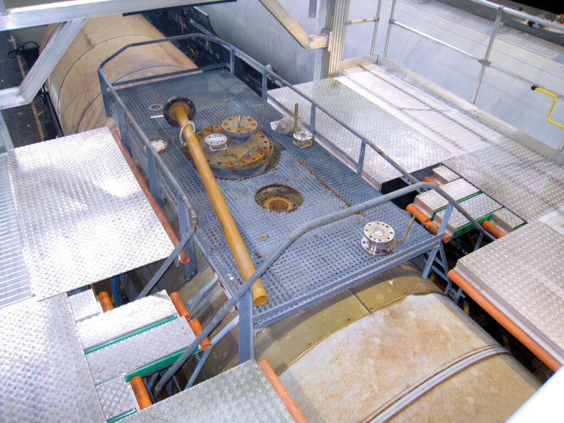 Die mittleren fünf Ausschübe sind nur 200 mm breit, damit Aufbauten an Kesselwagen wie Treppen oder Geländer beim Andocken der Arbeitsbühne exakt ausgespart werden können. (Bild: Günzburger Steigtechnik)