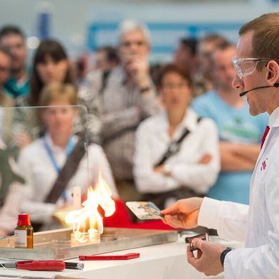 Jedną z głównych atrakcji jest eksperymentalny wykład na żywo poświęcony postępowaniu z substancjami niebezpiecznymi. (Zdjęcie:Asecos / Lennart Preiss)