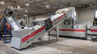 Eine der beiden Recyclinganlagen von Starlinger des Typs „recostar dynamic 105 C-VAC“, die jetzt beim Recycler Calex in Rumänien installiert wurden. Insgesamt sieben Starlinger-Systeme nutzt das Unternehmen jetzt, heißt es, um vor allem Post-Consumer-Folie wieder zu verwerten. (Starlinger)