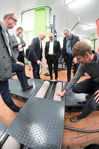 Auf den Rollen bescheunigt das Prüffahrzeug aus dem Leerlauf unter 1.500 Newtonmeter innerhalb von 5 Sekunden auf 20 km/h, …  (Bild: Zietz/»kfz-betrieb«)