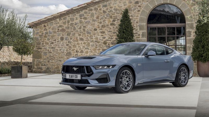 Der neue Ford Mustang der 7. Generation basiert auf der gleichen Plattform wie sein Vorgänger, kommt aber mit komplett neu gestalteter Karosserie daher. (Bild: Ford)