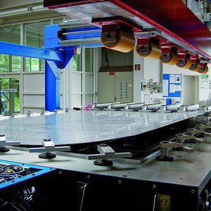 Bild 1: Gesteuerte Vakuum-Spannvorrichtung mit automatischer Andrückvorrichtung für großformatige Aluminiumbleche.  Bild: Witte