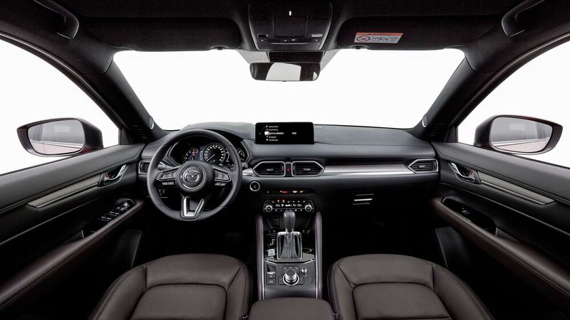 Das elegant wirkende Cockpit ist fahrerorientiert und weder mit Bedienelementen überladen, noch zu minimalisitisch ausgerüstet. (Bild: Mazda)