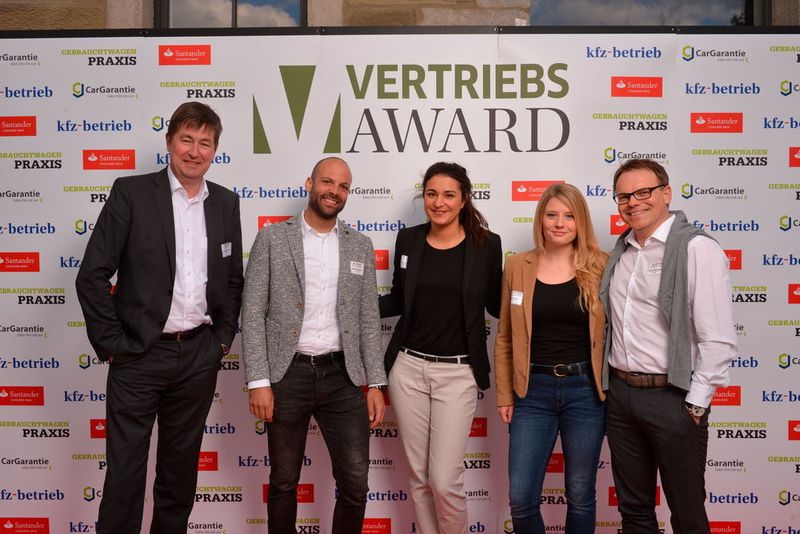 Kai-Dieter Schirmer (v.l.) von der Deviic Loyalty GmbH aus Hürth mit Benjamin Mesche von Auto Bach aus Diez, Marina Hegenberg und Julia Gerhard (beide Deviic Loyalty) sowie Stefan Christiansen (ebenfalls Bach). (S. Bausenwein)