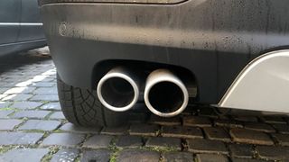 Der CO2-Ausstoß wird in der Kfz-Steuer ab 2021 stärker berücksichtigt, aber nur bei Neuwagen. (Bild: Seyerlein/»kfz-betrieb«)