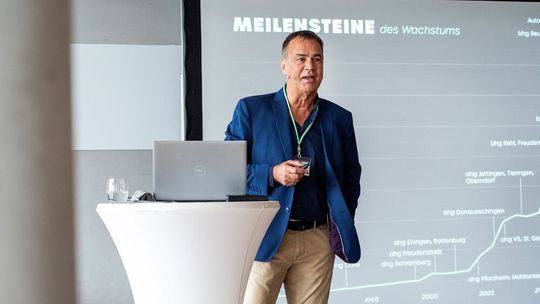 „Wachstum ist der Erfolgsfaktor unserer Unternehmensgeschichte. Und der nächste Schritt dieses Wachstums wird uns für die Zukunft weiter stärken“, sagte Albrecht Wollensak, Vorstandsvorsitzender der Alphartis SE.(Bild:  Alphartis)