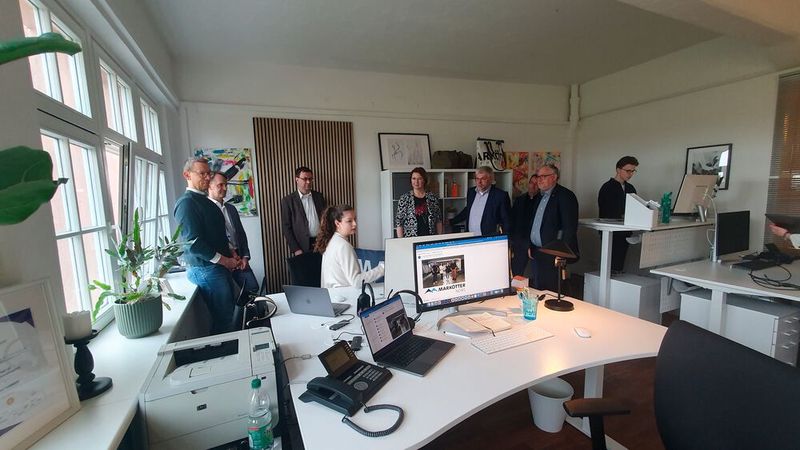 Nach dem Besuch des Taxiwerks führte die Reise nach Bielefeld zum Autohaus Markötter, das sich mit dem Projekt „Vier-Tage-Woche“ beworben hatte. Hier standen gleich zwei Stationen auf dem Programm: Erst ging es in die Innenstadt, wo die eigene Markenkommunikationswerkstatt angesiedelt ist. Dort entwickeln die kreativen Markötter-Köpfe losgelöst vom Autohaus nicht nur Marketingkampagnen. Das sogenannte Komwerk-Team verantwortet auch die Kompetenzentwicklung der Autohausmitarbeiter.  (Bild: Mauritz – VCG)