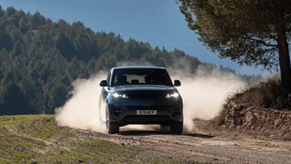 Die Fortbewegung auf widrigem Untergrund klappt mit dem Range Rover Sport PHEV entspannter als mit einem klassischen Verbrenner. (Bild: Range Rover)
