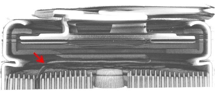 Vertikaler Schnitt durch den Computertomograph-Volumenscan des Akkumulators mit Markierung des Risses im Tabbändchen. (Wenzel)