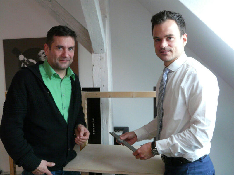 Axel Koehler, Möbeldesigner und Gründer der Holzbureau GmbH (links), und Igus-Verkaufsberater Maik Röttger. (igus GmbH)