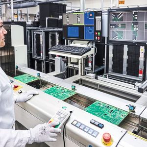 Im Kostal-Werk in Hagen werden die Leiterplatten für die Frequenzumrichter teilautomatisiert bestückt.(Bild:  Kostal)