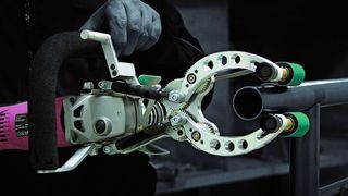 Die Schleifmaschine ist so konstruiert, dass eine Zweidrittelumschließung des Rohres möglich ist. Dafür sorgen die 
beiden beweglichen Greifarme, die über einen Hebel gesteuert werden.  (Bild: Eisenblätter)