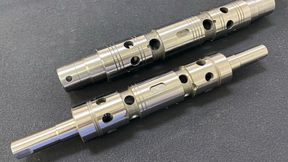 Beispiel für ein geschliffenes Werkstück: Werkzeughalter (Abmaße: Ø 60 x 120 mm; Material: Werkzeugstahl 55-60 HRC; Rundlauf: 0,001mm; Rauheit: Ra 0.4; Aufmaß: 0,2 mm). (Bild: Okamoto)