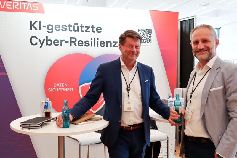 Wenn es um Datensicherheit geht, ist man hier in sicheren Händen – (v.l.) Martin Boeker (Veritas) u. Lars Linden (PMCS). (Bild: TIM AG)