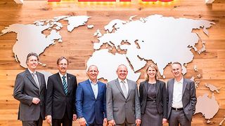 Von links: Dr. Nico Reiner (CFO AL-KO Kober SE), Ernst Walter (1. Bürgermeister von Kötz), Stefan Kober (CEO AL-KO Kober SE), Raymond Kober (stellvertretender Aufsichtsratsvorsitzender AL-KO Kober SE), Monika Wiesmüller-Schwab (Stellvertreterin des Landrats), Klaus Weinmann (Aufsichtsratsvorsitzender AL-KO Kober SE). (Foto: AL-KO/André Becker)