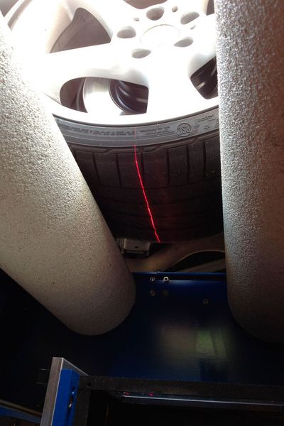 Sieht aus wie ein Bremsprüfstand, ist aber der Reifenscanner CTS 300. Aus der optischen Verwandschaft könnte bald mehr werden, ein Bremsprüfstand mit gleichzeitigem Reifenscan. (GL-Messtechnik)