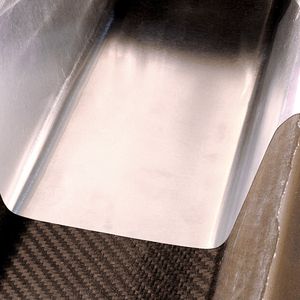 Mit CFK-Prepreg als Kern und Stahl als Deck- und Grundblech entsteht ein Profil, das ohne mechanischen Eigenschaftsverlust das Profilgewicht reduziert. Das ist auch dann der Fall, wenn beim Deckblech Stahl durch Aluminium ersetzt wird.
