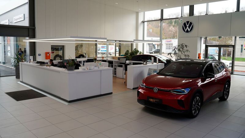 Der zentrale Counter im VW-Showroom. (Bild: Koch Auto-Gruppe)