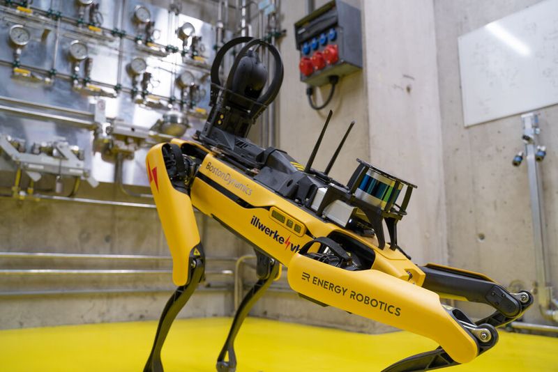 Mit Hilfe der Sensoren erkennt der ExR-2 seinen Standort im Gelände und umfährt auch plötzlich auftretende Hindernisse. Zudem ist der ExR-2 durch Machine Vision in der Lage, selbstständig Inspektionspunkte wie Thermometer, Manometer oder Ventile anzuvisieren und deren Anzeigen oder Beschaffenheit zu prüfen. (Bild: Energy Robotics)