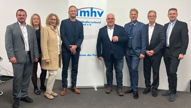 Der neue Vorstand des Mazda-Händlerverbands: (v. l.) Mathias Hüls, Luisa Braß, Birgit Reis Marcus Weller, Thorsten Krämer, Marco Böttcher, Werner Prange und Thomas Haselbach (Bild:  Doris S. Pfaff - VCG)