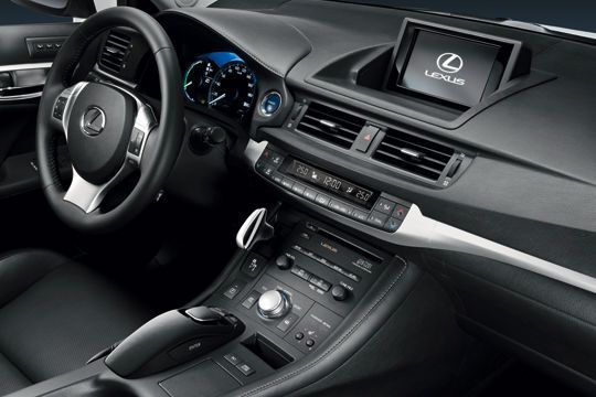 Der Innenraum des Lexus CT 200h orientiert sich an dem des RX 450h, setzt aber beispielsweise durch wechselnde Anzeigenfarben sportliche Akzente. (Archiv: Vogel Business Media)