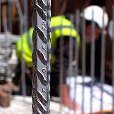 Was man hier sieht, ist kein gewöhnlicher Baustahl. Es handelt sich um die Stahlsorte Top12 der Swiss Steel Group. Der Spezialstahl ist so legiert, dass er den Kräften von Gezeiten und Stürmen in der Nordsee äußerst lange standhalten kann. Der Werkstoff schützt in Zukunft Helgoland ... (Bild: Swiss Steel Group)