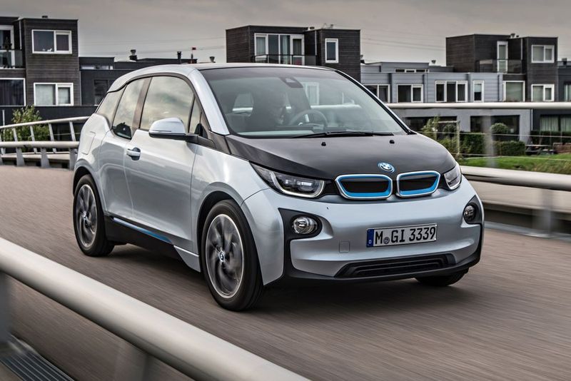 Den BMW i3 gibt es ab 34.950 Euro. Die Reichweite beziffert BMW auf 160 Kilometer. Ab dem Sommer soll ein größerer Akku dann für bis zu 300 Kilometer reichen. (BMW)