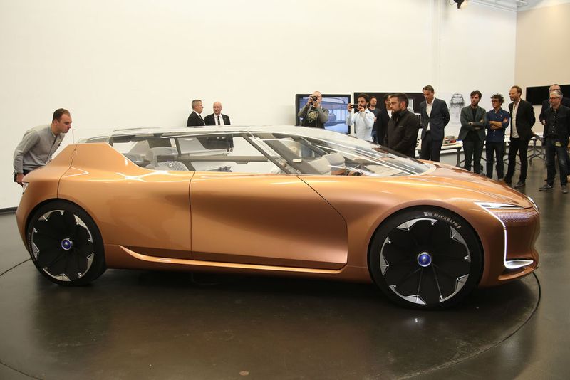 Die autonom fahrende Limousine ist knapp 4,70 Meter lang. (Renault)