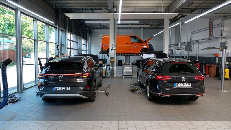 Zer Zweiklang aus klassischen Verbrennermodellen und Elektroautos wird das Werkstattgeschäft bei VW noch lange bestimmen. Ein wichtiges Wachstumssegment ist die Flottenbetreuung.(Bild:  Rosenow – VCG)