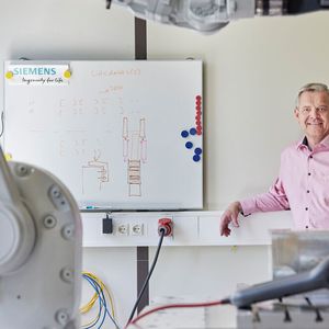 Carsten Schuh wurde in der Kategorie Lifetime Achievement ausgezeichnet. Er hat einen sogenannten Comprehensive Digital Twin erfunden, der geschlossene Regelkreislösungen in der Fertigungsindustrie ermöglicht. So werden Material-, Fertigungs- und Servicedaten zur Optimierung von Produktdesign und -fertigung berücksichtigt, was sich vor allem für die additive Fertigung eignet. (Bild:  ©Enno Kapitza)