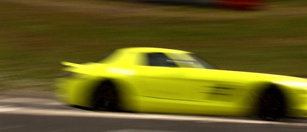 Mercedes-AMG stellt einen neuen Rundenrekord in der „Grünen Hölle“ auf: Das SLS AMG Coupé Electric Drive bezwingt die Nürburgring-Nordschleife in 7:56,234 Minuten (Bild: Mercedes-AMG)