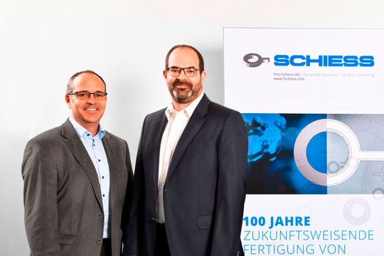 Die beiden Fritz-Schiess-AG-Entscheider Phillippe Schiess (links), COO und Co-Inhaber, sowie Frédéric Schiess (CEO und Co-Inhaber), geben bekannt, dass man seit erstem Juni Eigentümer aller Geschäfte der Feinstanz AG aus Jona ist.(Bild:  Fritz Schiess)