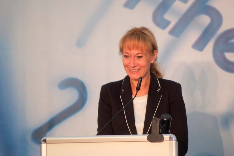 Schulleiterin Sylvia Gerl blickte auf „elf sehr anstrengende Monate für die BFC’ler“ zurück. (Zietz/»kfz-betrieb«)