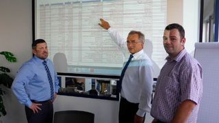 Geschäftsführer Christian Jordan, Berater Dr. Reinhold Sedelies und Konstruktionsleiter Maik Müller (v.li.) diskutieren die Auswertung von Daten komplexer Blechkonstruktionen. (Bild: Elpa Consulting)