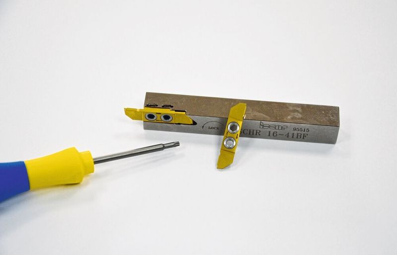 Wirtschaftlich: Der Schneideinsatz verfügt über zwei nutzbare Schneiden und lässt sich rasch wechseln. (Iscar)