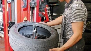 Mit Rollenmaschinen wird das altehrwürdige Montiereisen überflüssig. (Foto: Holz)