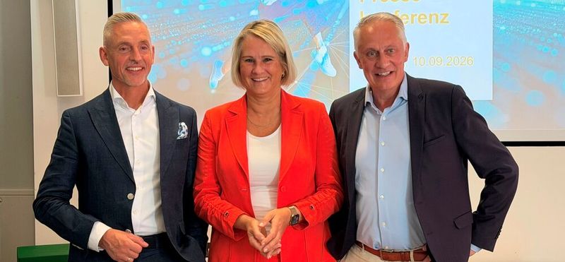 Die Verantwortlichen der SPS sind wie gewohnt zuversichtlich, was den Erfolg der Messe angeht: Steffen Winkler (CSO Business Unit Automation, Bosch Rexroth AG und Vorsitz des Ausstellerbeirats der SPS), Sylke Schulz-Metzner (Vice President SPS Mesago Messe Frankfurt), Martin Roschkowski (Geschäftsführung Mesago Messe Frankfurt) (v.l.)(Bild:  Stefanie Michel)