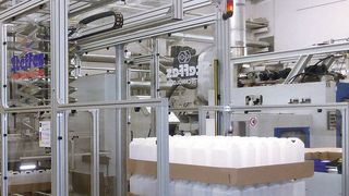 Die Packanlage S-Pack-PAL-T von Steffes zum Sammeln, Packen und Palettieren von Hohlkörpern verschiedenster Art, wurde mit Aluminiumprofilen und Fördertechnik von mk realisiert. (Maschinenbau Kitz)