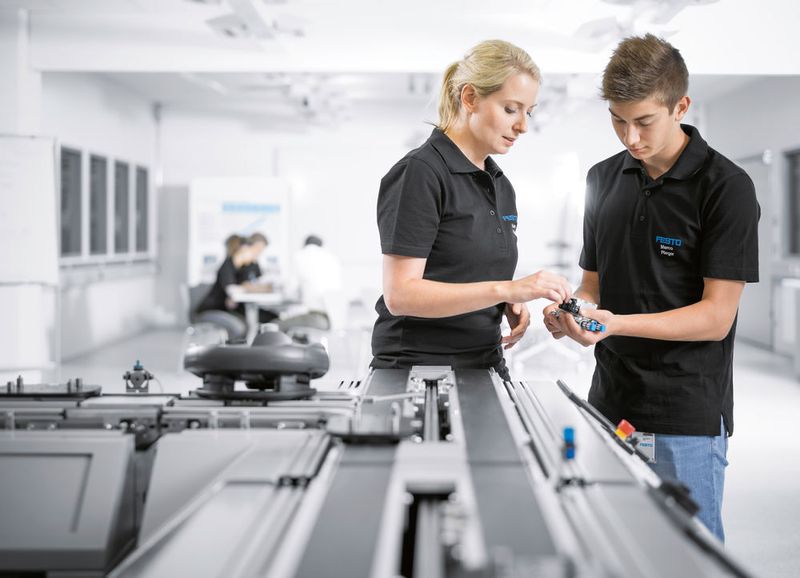Blick in die Technologiefabrik von Festo in Scharnhausen: Praxisnahe und bedarfsorientierte Aus- und Weiterbildung vor Ort ermöglicht die ins Werk integrierte Lernfabrik. (Bild: Festo)
