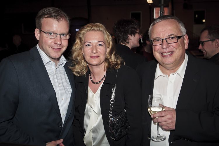 Florian Fischer (Vogel Business Media) gemeinsam mit Ina Berger (Car Garantie) und Bernhard Becklönne (Car Garantie). (Foto: Bausewein)
