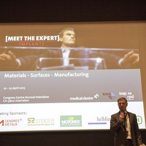 Auftakt zum „Meet the Expert – Implants 2013“ im Schweizer Interlaken. Begrüßung durch Organisator Peter Biedermann vom Medical Cluster.